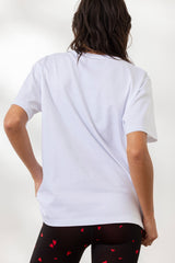 Back view of oversized white T-shirt Harten with heart print, perfect for sporty and casual looks.