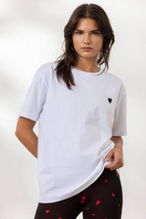 Oversized witte T-shirt met hartjesprint voor comfortabele casual en sportieve looks, gemaakt van 100% katoen.