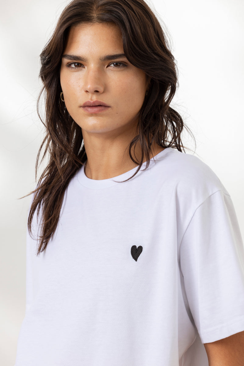 Oversized witte T-shirt met hartjesprint, perfect voor casual en sportieve looks, gemaakt van 100% katoen.