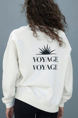 Trui Voyage Off-White met achterzijde bedrukt met 'VOYAGE' en stijlvolle zonnenprint, casual en comfortabel.