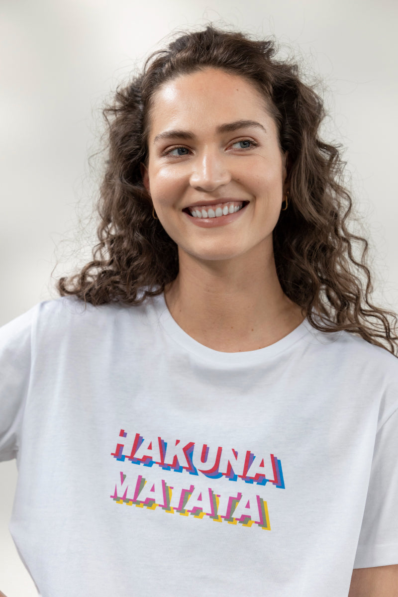 Comfortable white T-shirt featuring "Hakuna Matata" text, ideal for casual wear and relaxation.