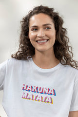 Comfortable white T-shirt featuring "Hakuna Matata" text, ideal for casual wear and relaxation.