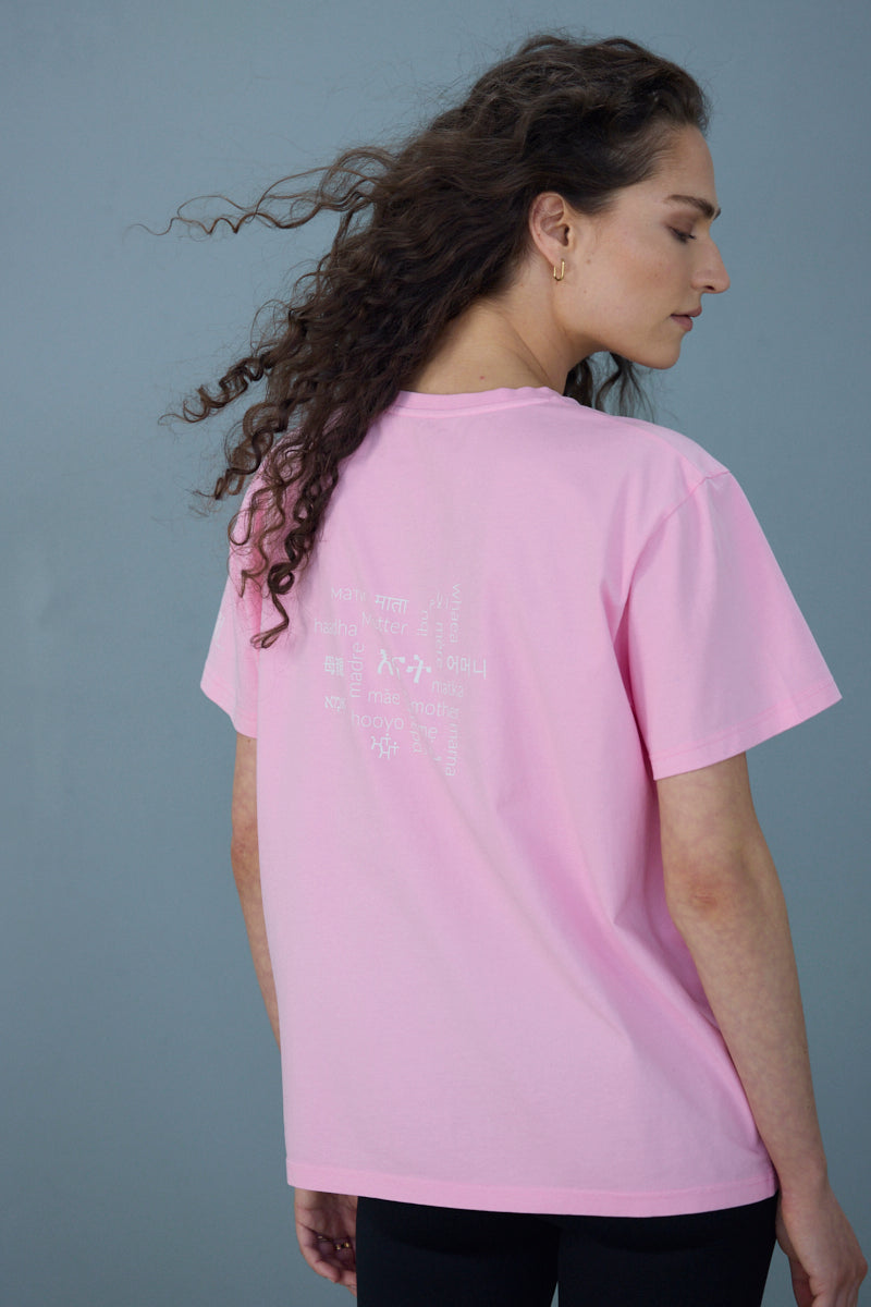 Comfortabel roze T-shirt met "Mother" tekst, perfecte pasvorm voor moeders in casual stijl.