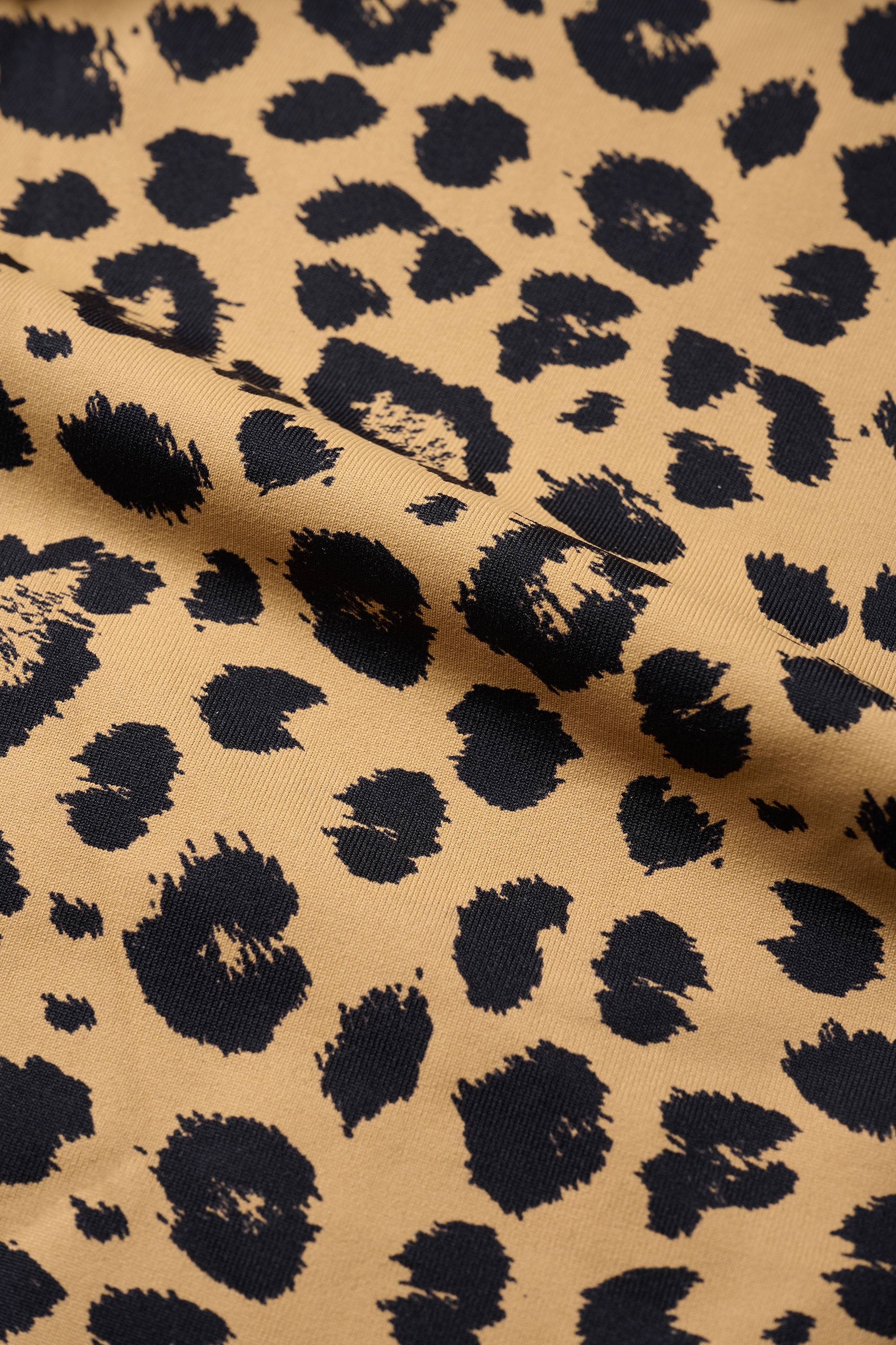 Leopardprint stof in subtiele biscuitkleur, ideaal voor Hey Honey yoga kleding en sportieve activiteiten.