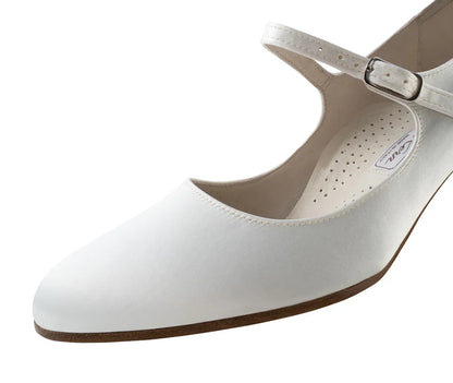 Elegant witte enkelband schoenen met comfortabele hak en luxe satijnen afwerking. perfect voor elke gelegenheid.
