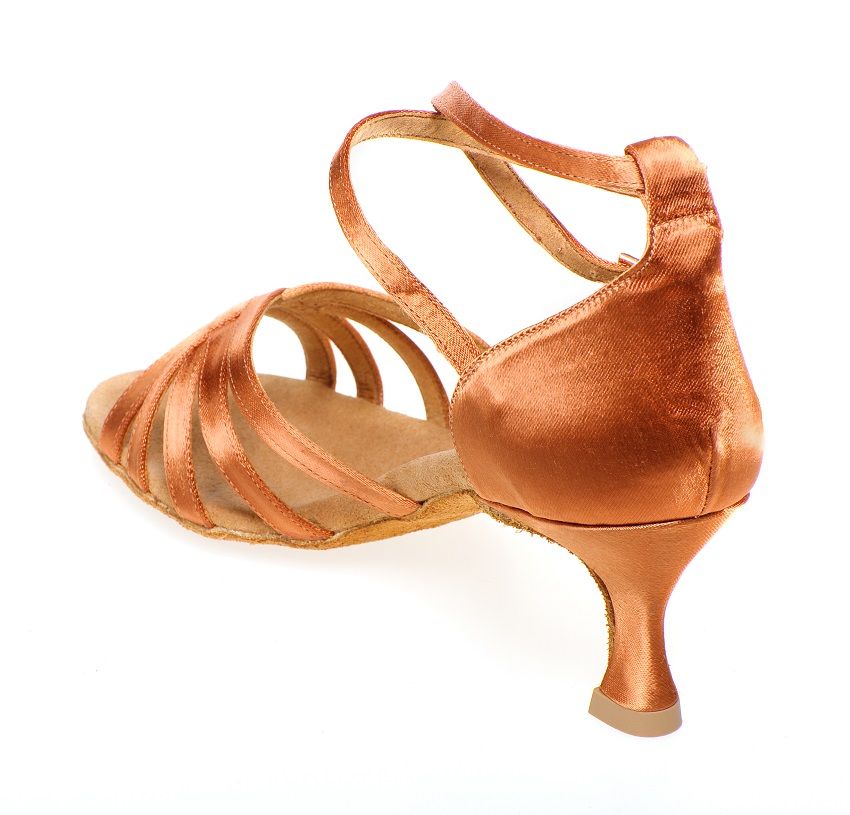 Rummos R332 dance shoe featuring a seductive V-cut, adjustable ankle strap, and 5 cm heel for stability and style.